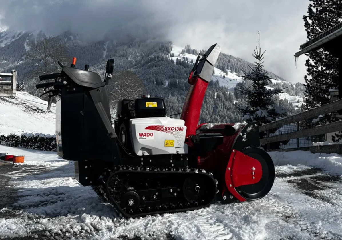 WADO SXC1380 Schneefräse im Schweizer Winter
